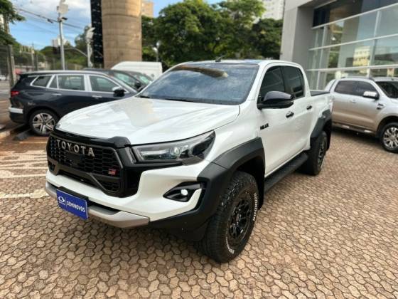 TOYOTA HILUX 2.8 D-4D TURBO DIESEL CD GR-S 4X4 AUTOMÁTICO